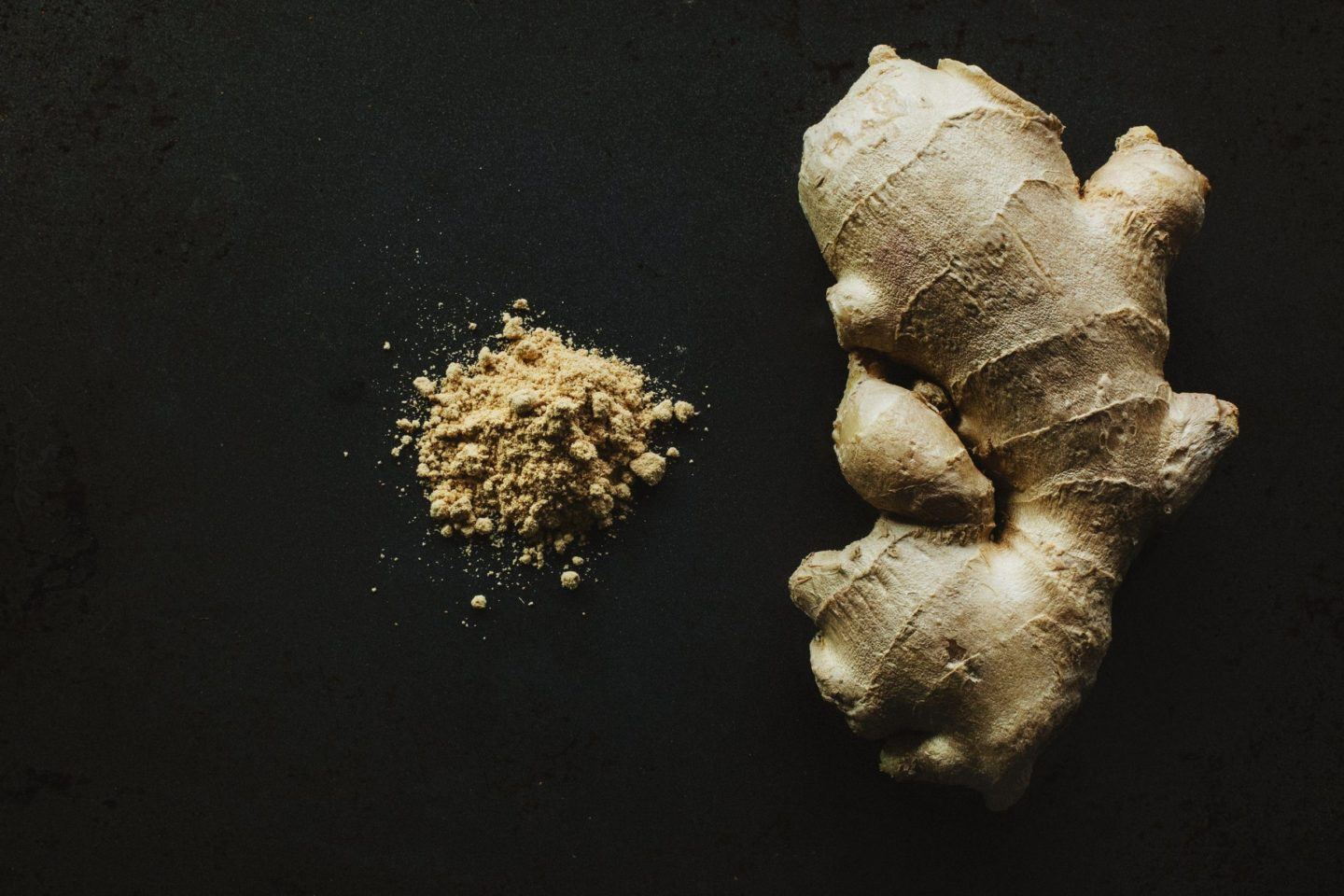 a knob of fresh ginger next to ground dried ginger