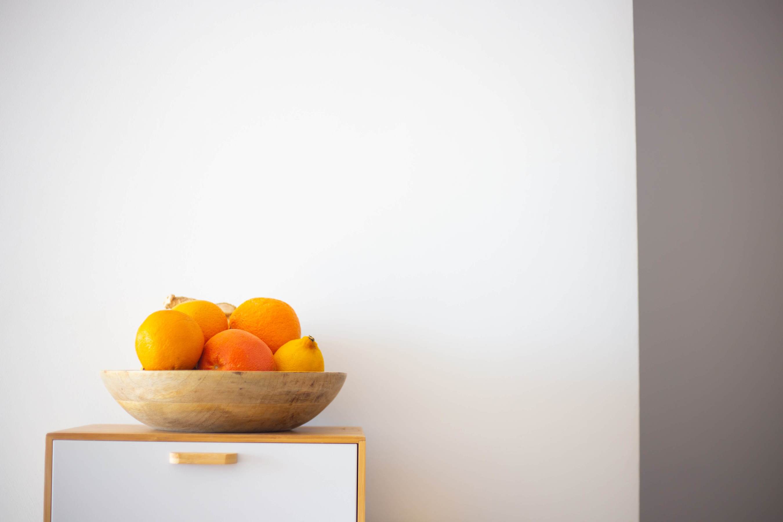 A bowl of oranges and lemons