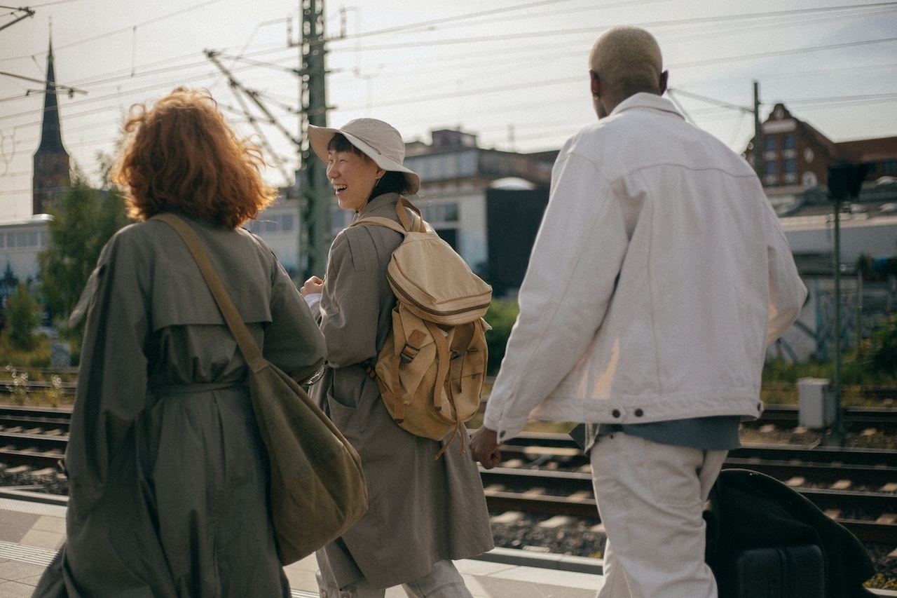 friends embracing autumn nodes